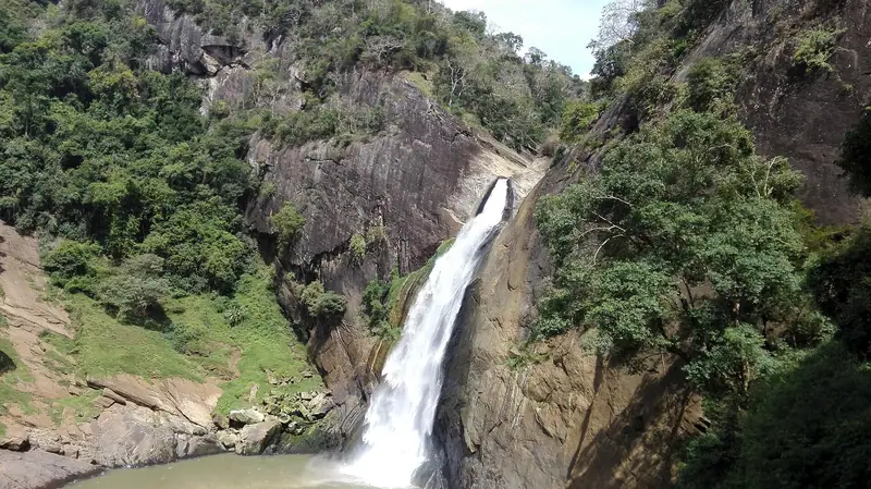 Dunhinda Falls seen from the valley