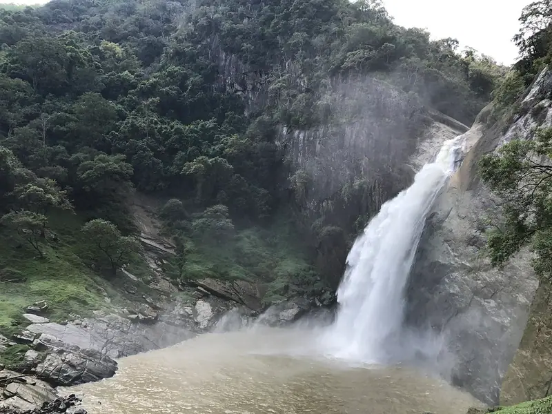 Water pouring down the cliff at Dunhinda Falls