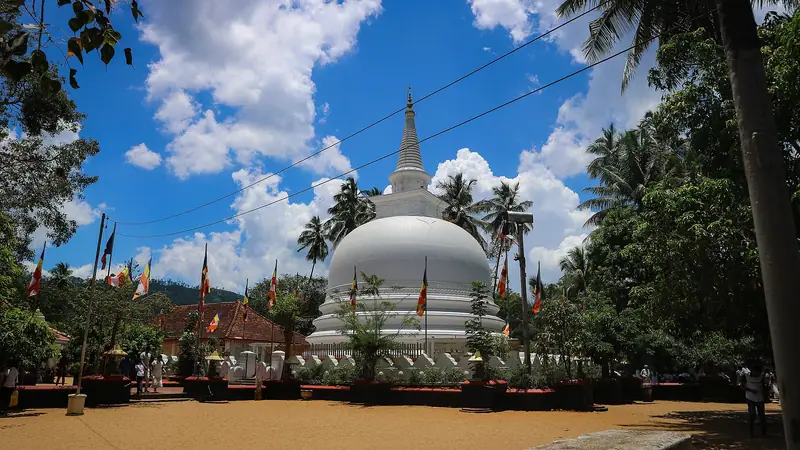The white stupa of Muthiyangana Raja Maha Vihara in Badulla