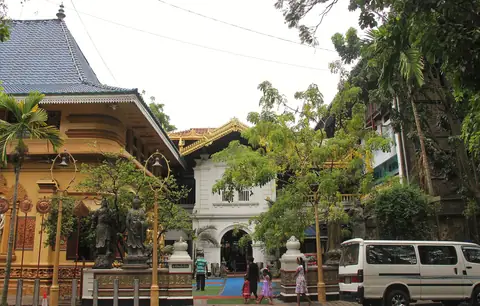 The street front of Gangaramaya Temple in Colombo