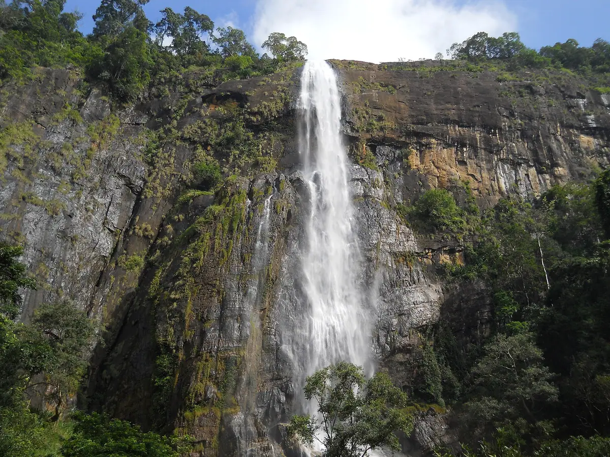Diyaluma Falls dropping over the cliff near Koslanda