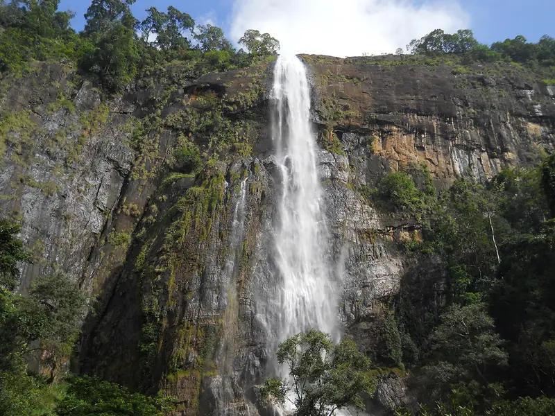 Diyaluma Falls dropping over the cliff near Koslanda