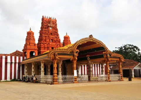 The front entrance of Nallur Kandaswamy Kovil