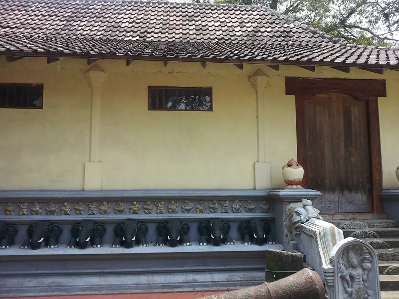 A building in the Mahiyangana Raja Maha Vihara compound