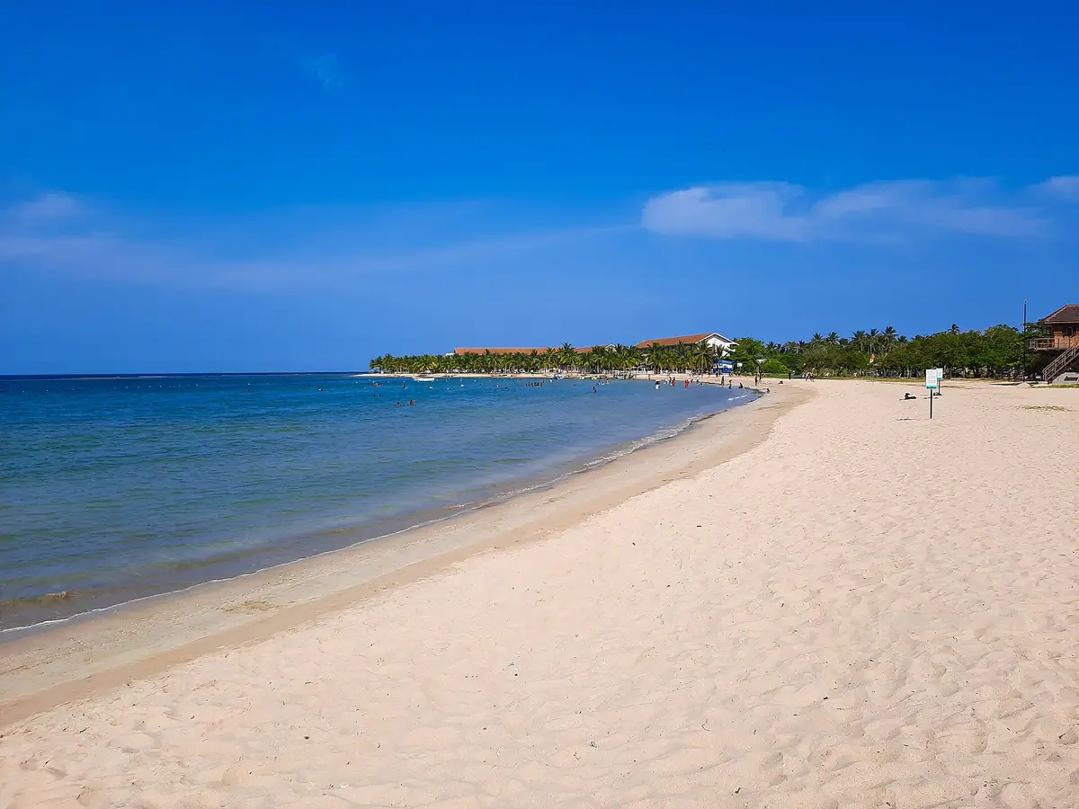 The wide white beach and calm bay at Pasikudah
