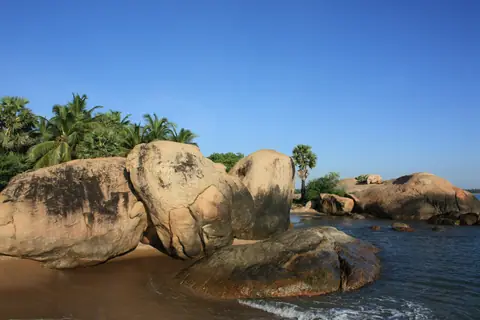 Granite boulders on the shore at Pasikudah