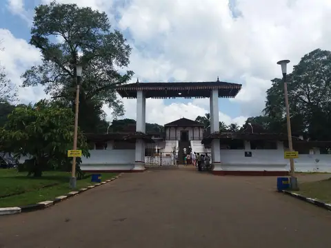 The entrance gate of Maha Saman Devalaya, Ratnapura