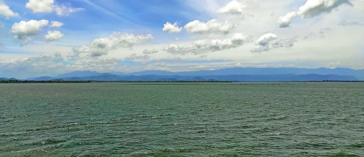 The wide Udawalawe reservoir with the hills beyond