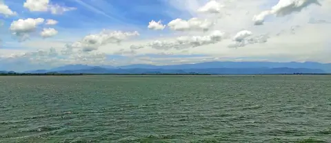 The wide Udawalawe reservoir with the hills beyond