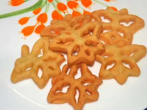 Kokis, crisp Sri Lankan festive sweets, on a plate